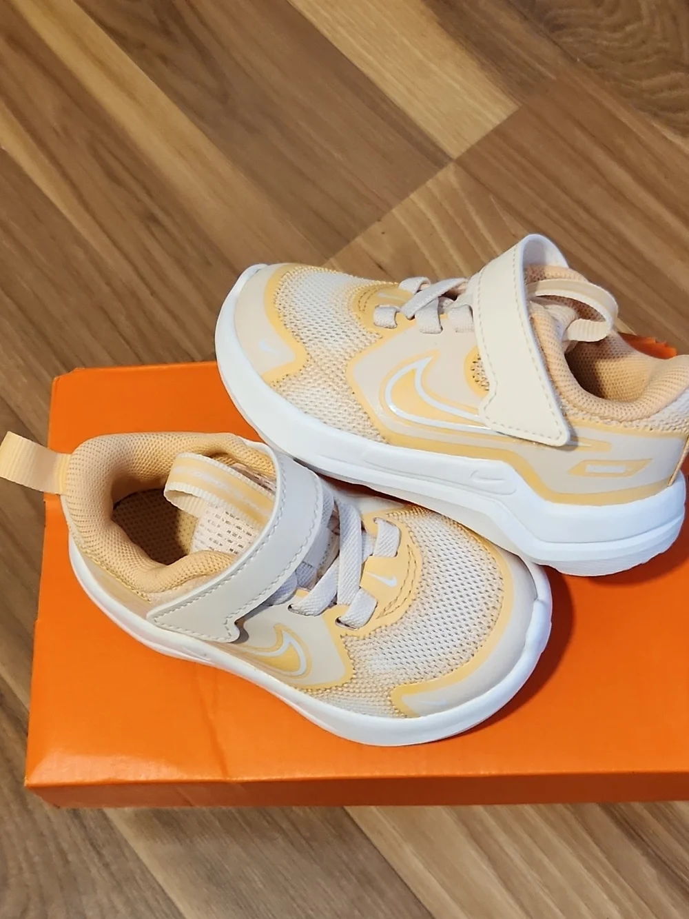 Nike Cosmic Runner 5c Kids Peach & White Velcro Sneakers New With Box [ Yellow ]